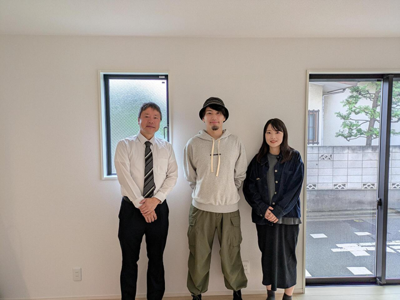 Ｈ様ご夫婦、担当営業と一緒に。