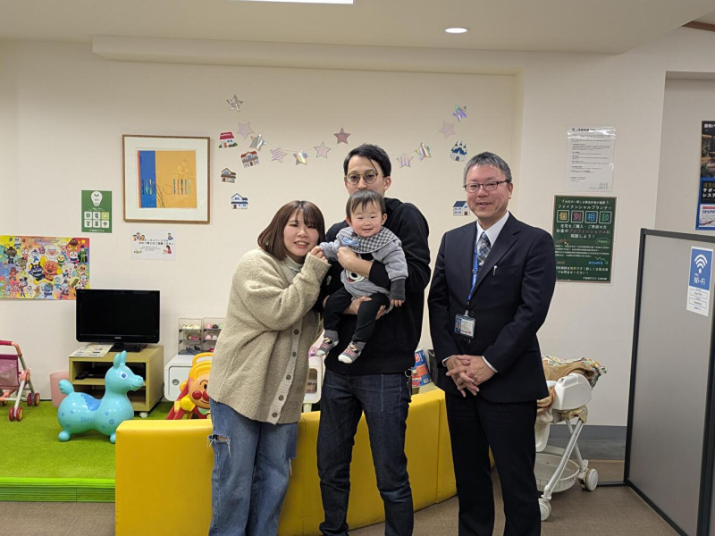 Ｍ様ご家族　担当営業と一緒に撮影