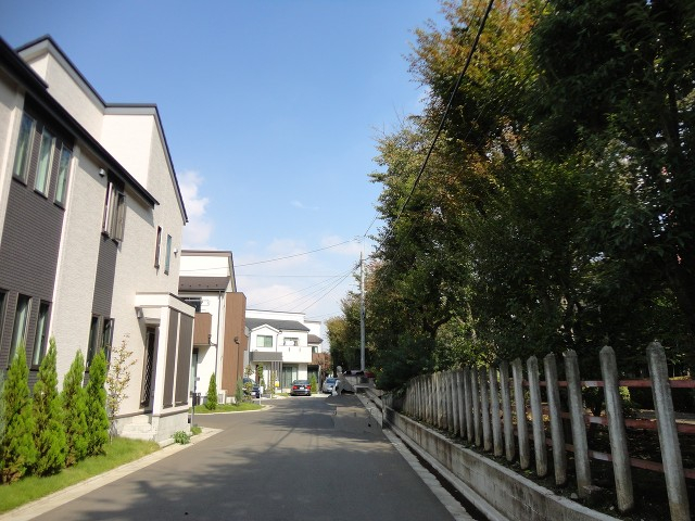 緑に囲まれた閑静な分譲地です。