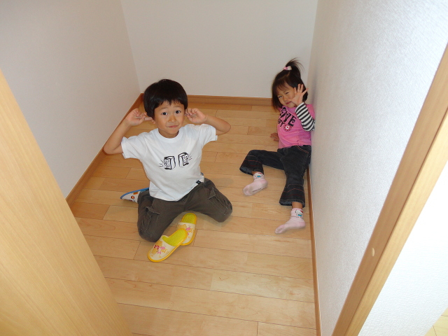広いウォークインクローゼットはお子様達にとっては遊び場です。