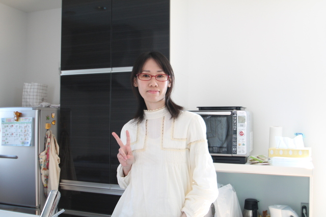 奥様お気に入りのキッチンにて。少し照れながらピース。