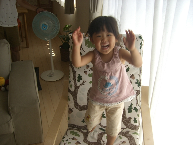 ☆組立に苦労したリビングチェアーでニッコリの、お子様をパシャリ！！☆