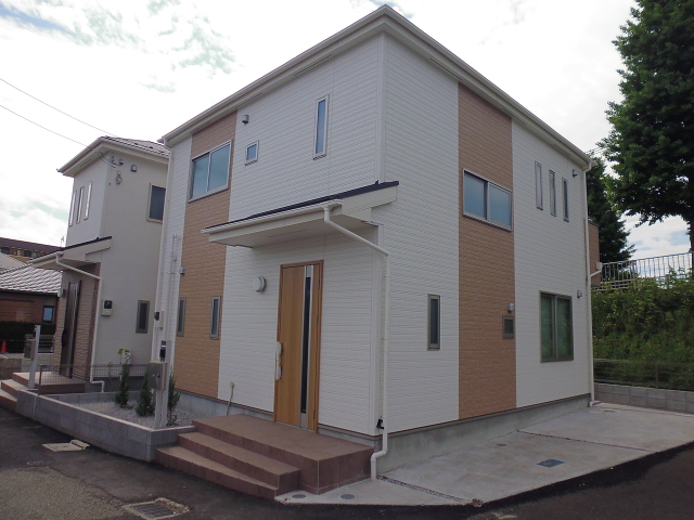 ☆大迫力の４SLDKの建物、あいにくの曇り空でも採光がとれて室内明るいです☆