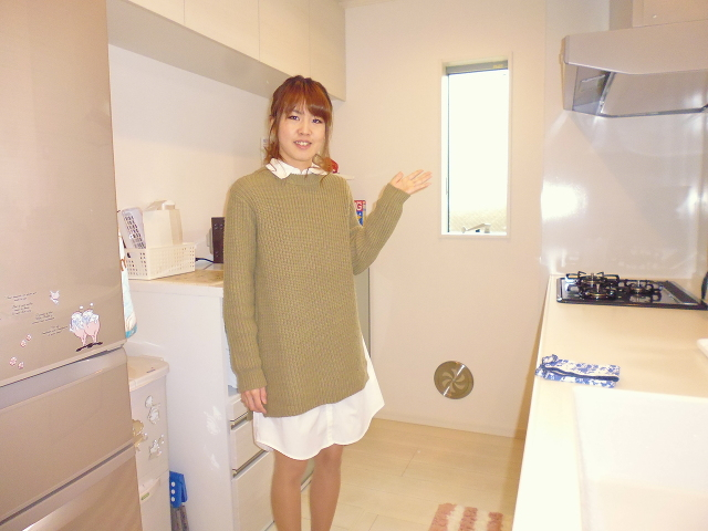 奥様のお気に入りは、かわいいシステムキッチンです♪奥様が使い易い高さに調整しました。