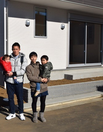 建物外観と全員。すごい晴れていました。