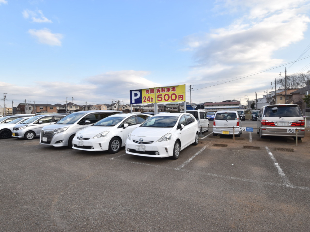 お客様用駐車場がございます！　お車でお越しの際、ご利用ください！