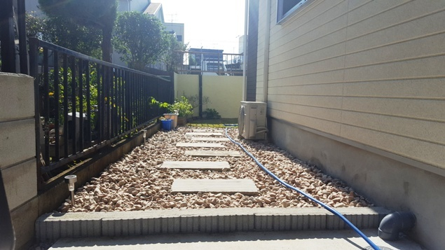 お庭に出るのが楽しみになるアプローチです。