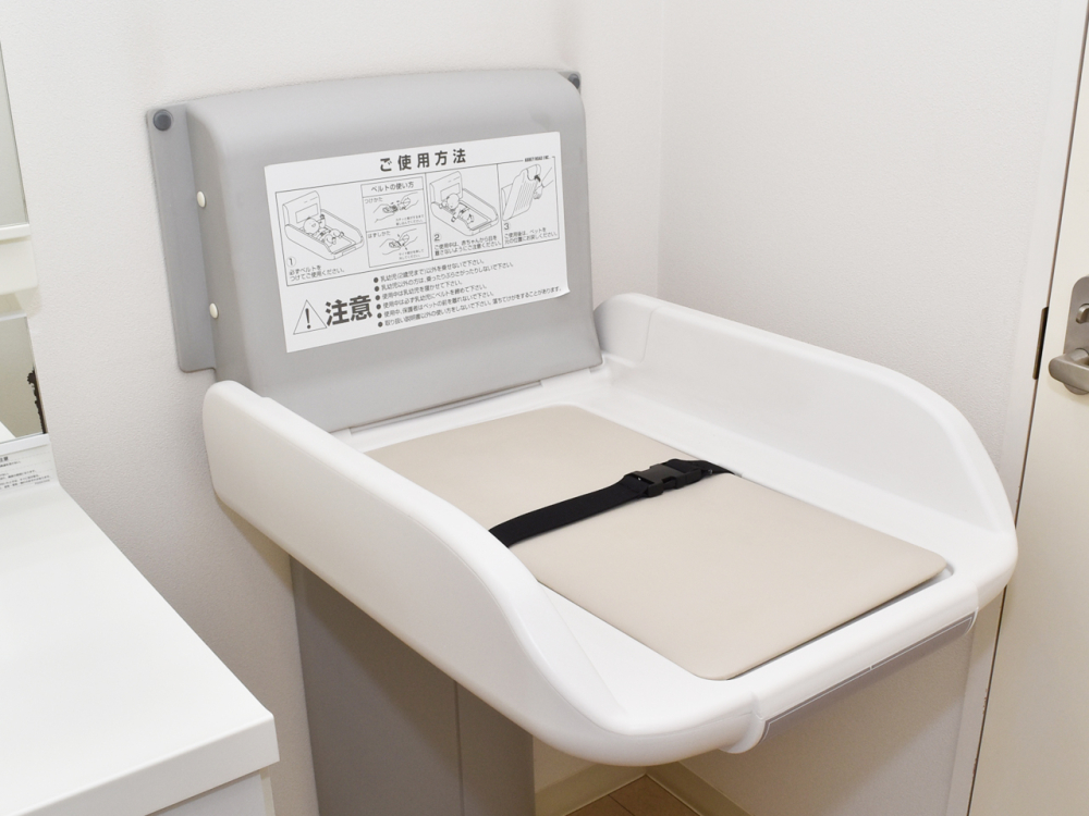 オムツ替えの台をご用意しております。　ご自由にお使いください！