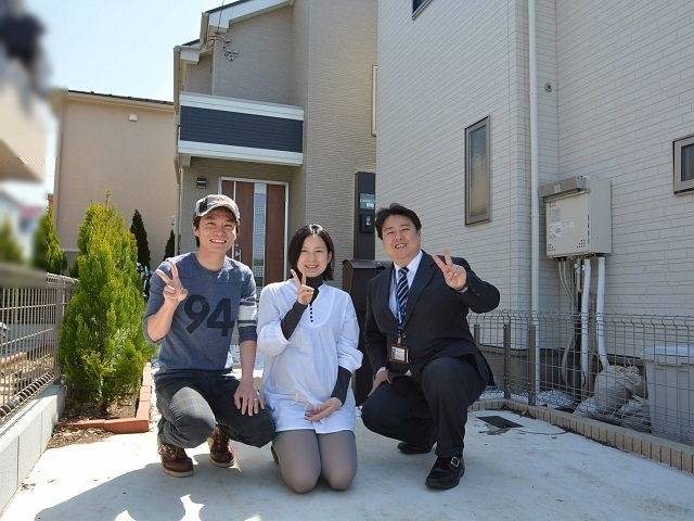 カメラマンさんに言われて3人照れながらピースサイン!!