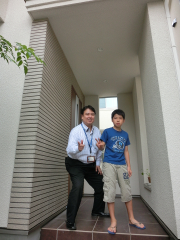玄関先で．．．