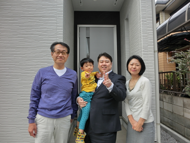 お子さん抱っこさせてもらいました!!