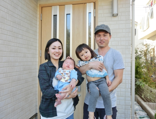 弟が生まれてお姉ちゃんになったね。弟君の頭をなでてヨシヨシL(＊^^＊)