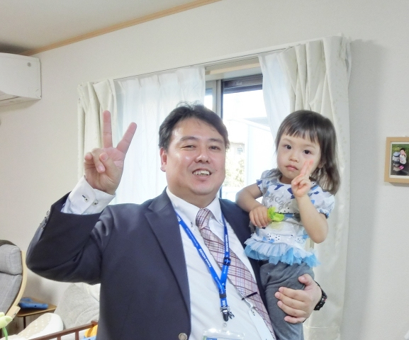 普段はパパ、ママ以外の人は抱っこ嫌がるみたいですが...今回は揃ってピースY(^^)Y