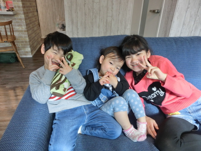 子供たちみんなでピース(＾＾Ｙ