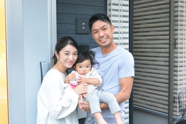玄関先でニッコリ。