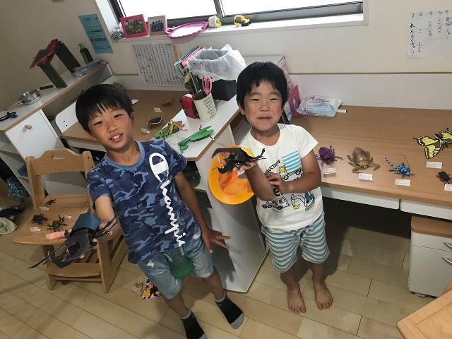 ♪とっても仲良しな兄弟です！手作りで作った昆虫の作品がたくさんありました♪