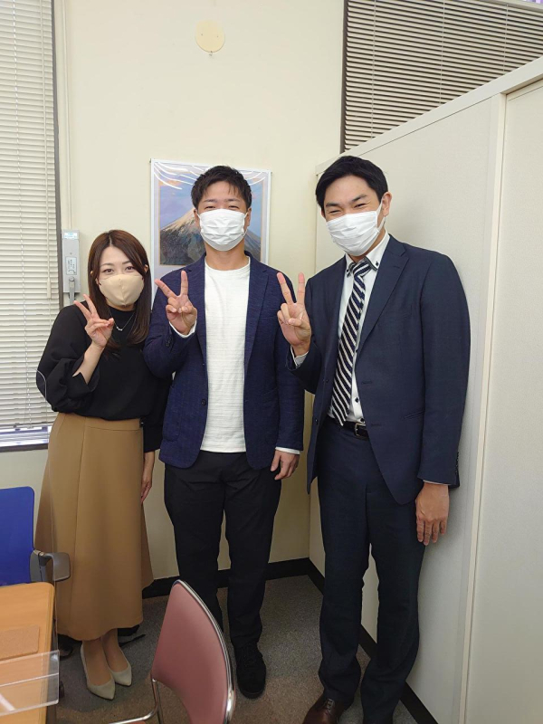 三人でピースサイン