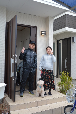 ☆O様宅の玄関前にて　もう少しでお子様が生まれる予定です。とっても楽しみです！☆