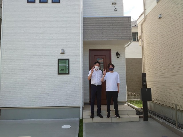 ご主人とピースサイン