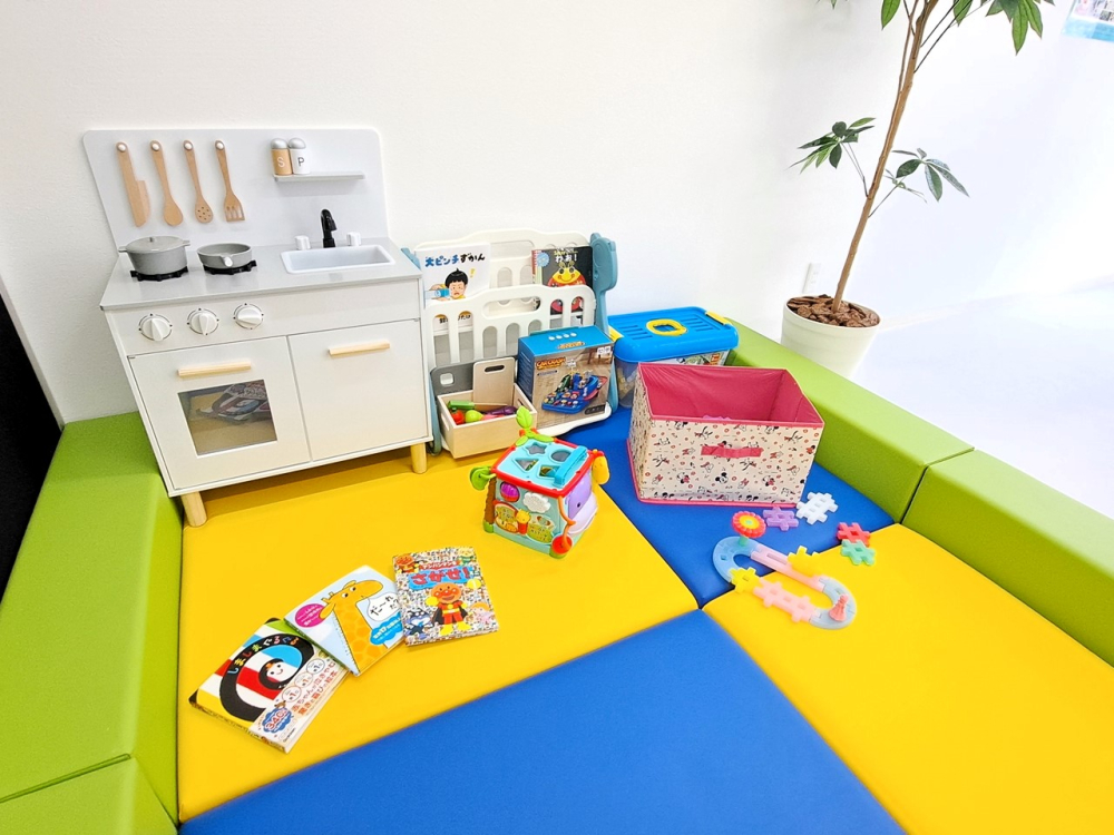 絵本を読んだり、おままごとをしたり…小さなお子さまが退屈しないようキッズスペースを完備しております。