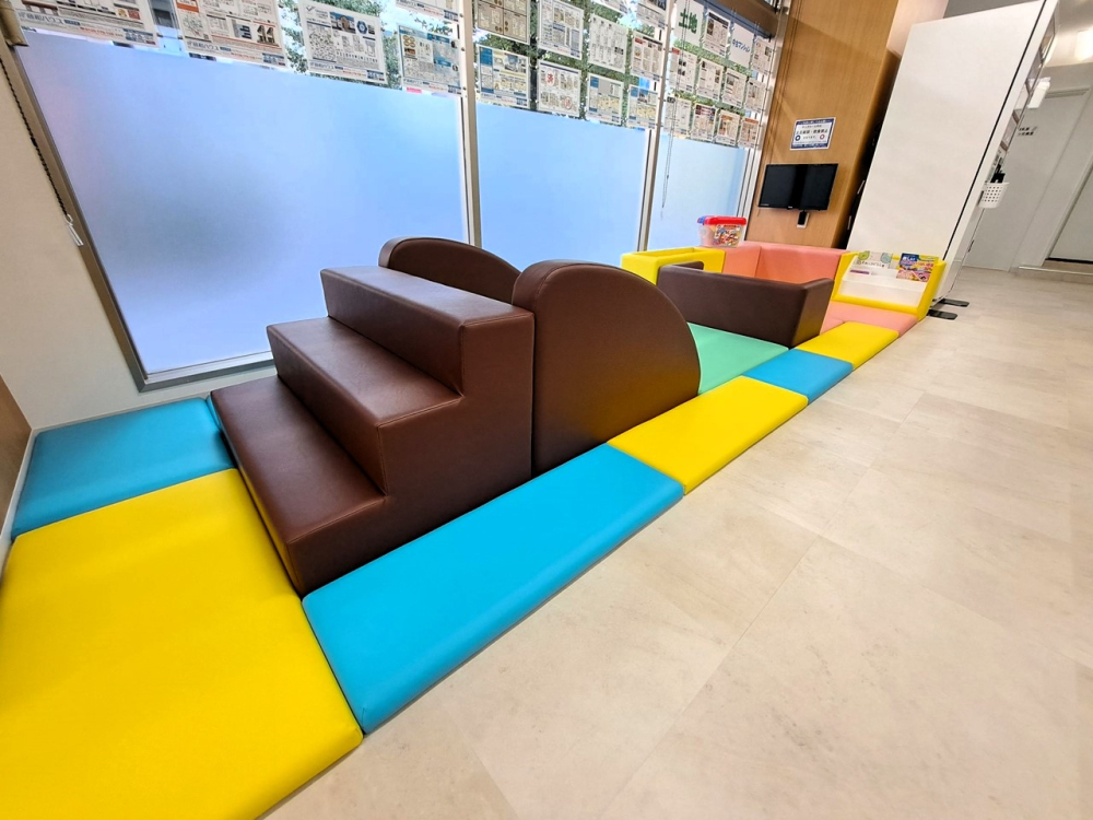キッズスペースにはミニすべり台もございますので、小さなお子さま連れでのご来店も可能です。