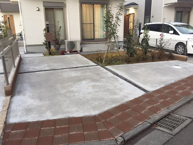 お庭つきの広々カースペース♪