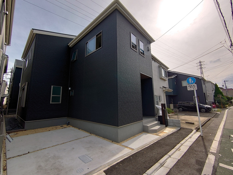 広々カースペースにモダンなデザイン住宅