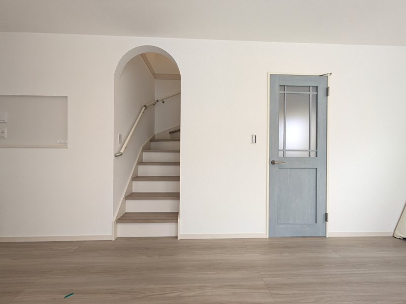 こだわりの階段入口アーチ！