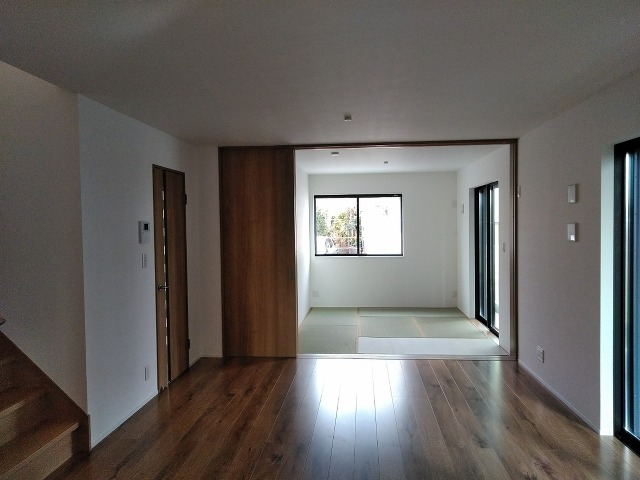 リビングから開口部広い和室へつながらる広々空間