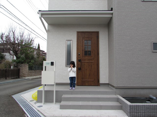 恥ずかしがり屋のお嬢様、新しいお家は慣れたかな？