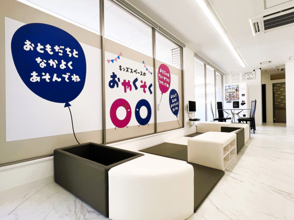 お打合せスペースの近くにキッズスペースがございます！小さなお子さまも一緒にご来店いただけます。