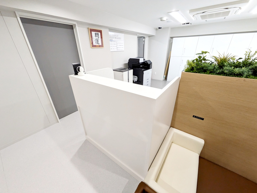 受付とキッズスペースが隣接で安心！お子様のご様子に受付の者がすぐに気づいてお相手いたします。