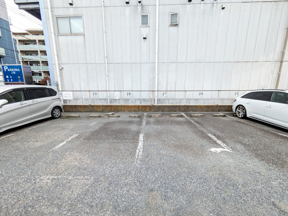 店舗から徒歩約3分の場所に提携駐車場もご用意！写真の26・27・28・29の4か所をご利用頂けます。