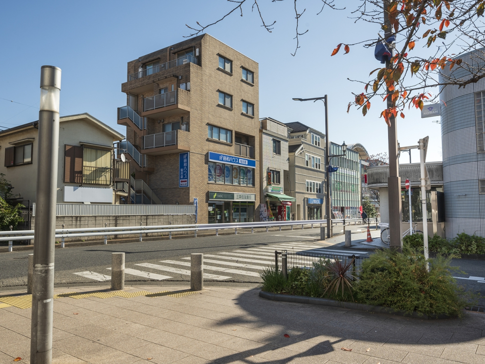 「仙川」駅南口を出て左側をご覧頂きますと、藤和ハウス仙川店の青い看板がすぐ見えます！迷いません！