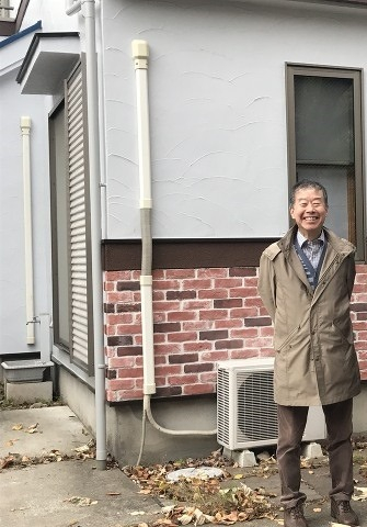 桜と遊歩道を臨む邸宅