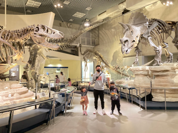 ☆国立科学博物館にて☆　恐竜が好きなのでティラノサウルとトリケラトプスに挟まれて1枚！他にも、動物や昆虫等の標本もあり沢山学び良い経験ができた楽しい1日でした！