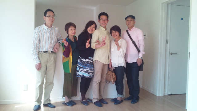 対面キッチンの前でみんなでピースv^^v