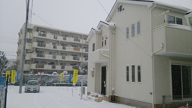 雪景色と新居がマッチしています♪