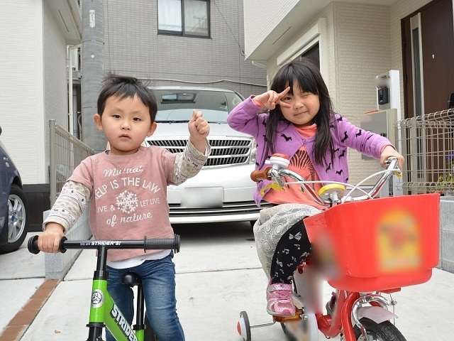家の前は車が通らない立地にて、お子様も安心して遊んでいます。ピース！とてもパワフル！