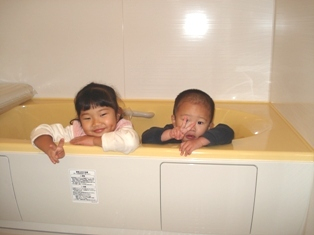 お風呂が大好きなご兄弟！　お姉ちゃんの満面の笑みと、お兄ちゃんの会心のピースもらいました！