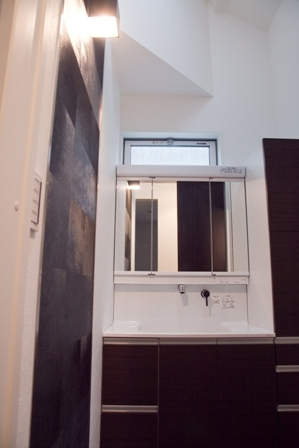 2階の洗面所には天窓があり、非常に明るく、開放的です！