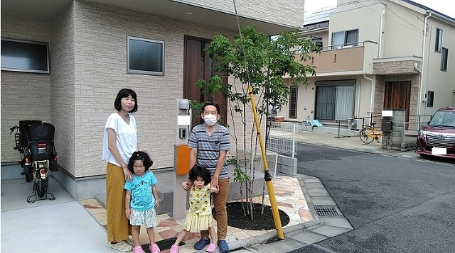 シンボルツリーの奇麗な緑と、オレンジ色のポストもとても素敵です!