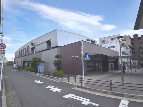京王線「布田」駅より、商店街を進み「布田駅前」交差点をさらに右に曲がって1分位歩いた右側が当店です。