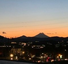 我が家から見える「富士山」。青空と、夕焼けと、雲と…いろんな富士山を写真に撮って楽しんでいます♪