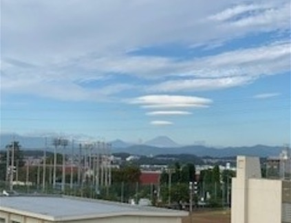 こちらはちょっと変わった形の雲。富士山から吹き出しが出ているみたいで可愛いくてお気に入りの一枚です。