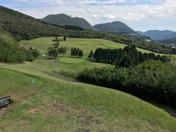 ゴルフ練習中です!打ち下ろしのコースは気分も眺めも最高です!