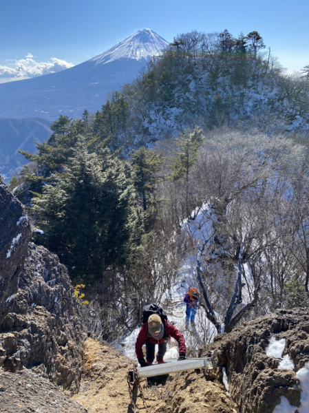 富士五湖の西湖の近くにある鬼ヶ岳は、山頂近くは傾斜がきつく写真のように崖を梯子でよじ登るようにして登りました。目の前に富士山が「ドン!」と見える景色は圧巻でした。