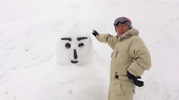 【スノーボード】何年か前に湯沢のスキー場にスノーボードをしに行った時に雪だるまと一緒に撮った写真です。
