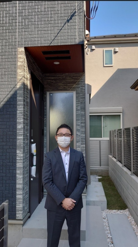新居の前で記念撮影です。