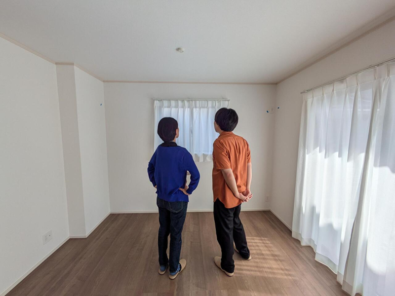 新居の現地でご夫婦で記念撮影。